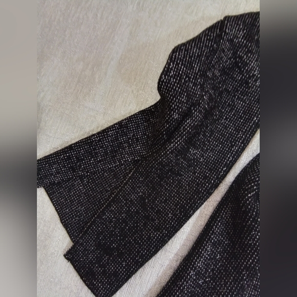 Venus Cold Shoulder Top SIZE MEDIUM LIKE NEW - Picture 4 of 4